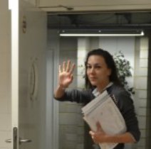 Приветствие в дверях офиса
